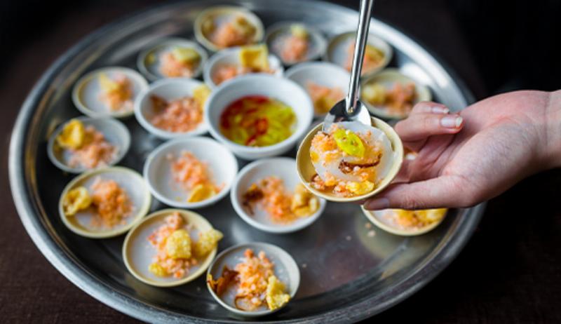 Những chén bánh bèo nhỏ xinh ở Quy Nhơn, ăn kèm nước mắm và tóp mỡ, món ăn vặt truyền thống hấp dẫn ở Quy Nhơn